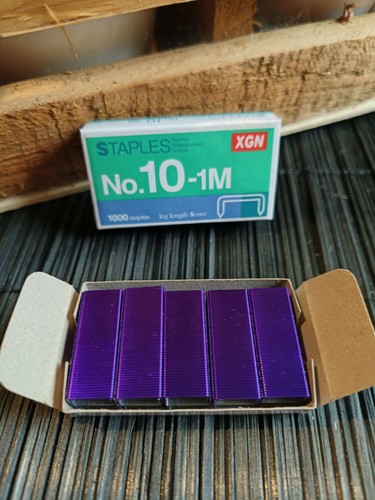 Heftklammern in a box - ,