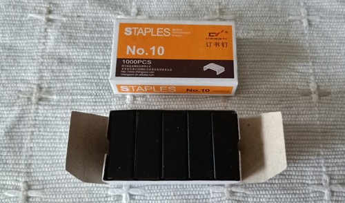 Heftklammern in a box - a,